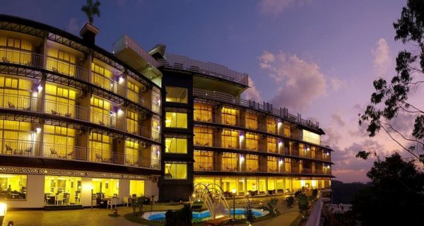 Luxury Munnar Houseboat Package