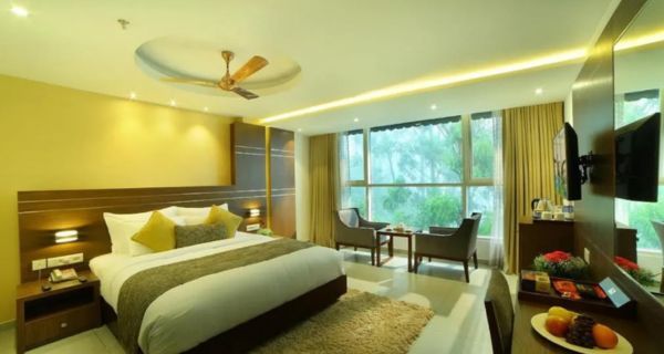 Luxury Munnar Houseboat Package - Image 2