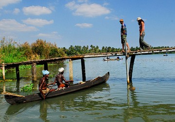 munnar-kumarakom-backwaters-tour